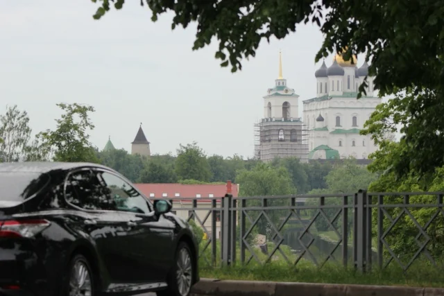 Автомобиль на фоне Псковского кремля
